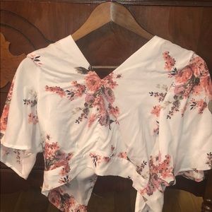 Crop flowery blouse with tie in the back.